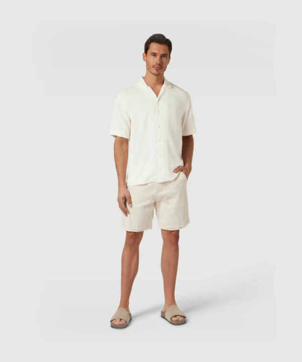 men-2.jpg Steppweste mit Label-Stitching Modell