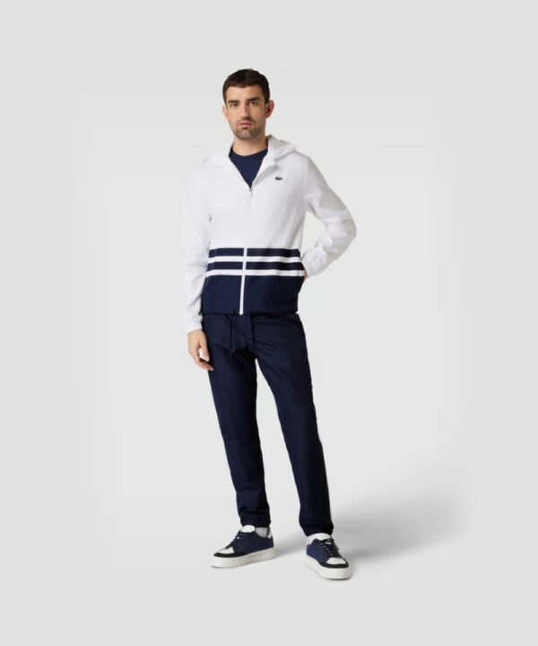 men-9.jpg Steppweste mit Label-Stitching Modell